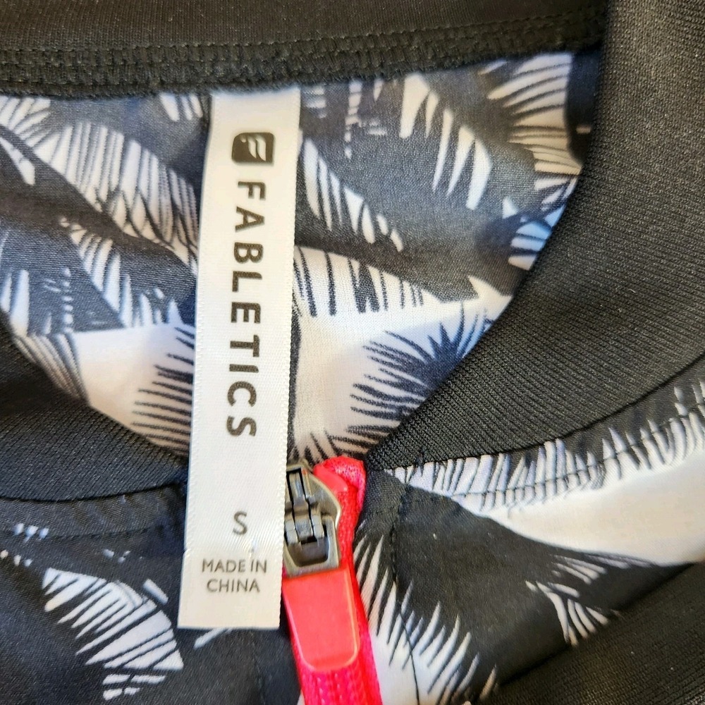 Fabletics Diana Bomber Jacket Womens Small Black & White Malibu Leaf Print Top - Picture 13 of 16